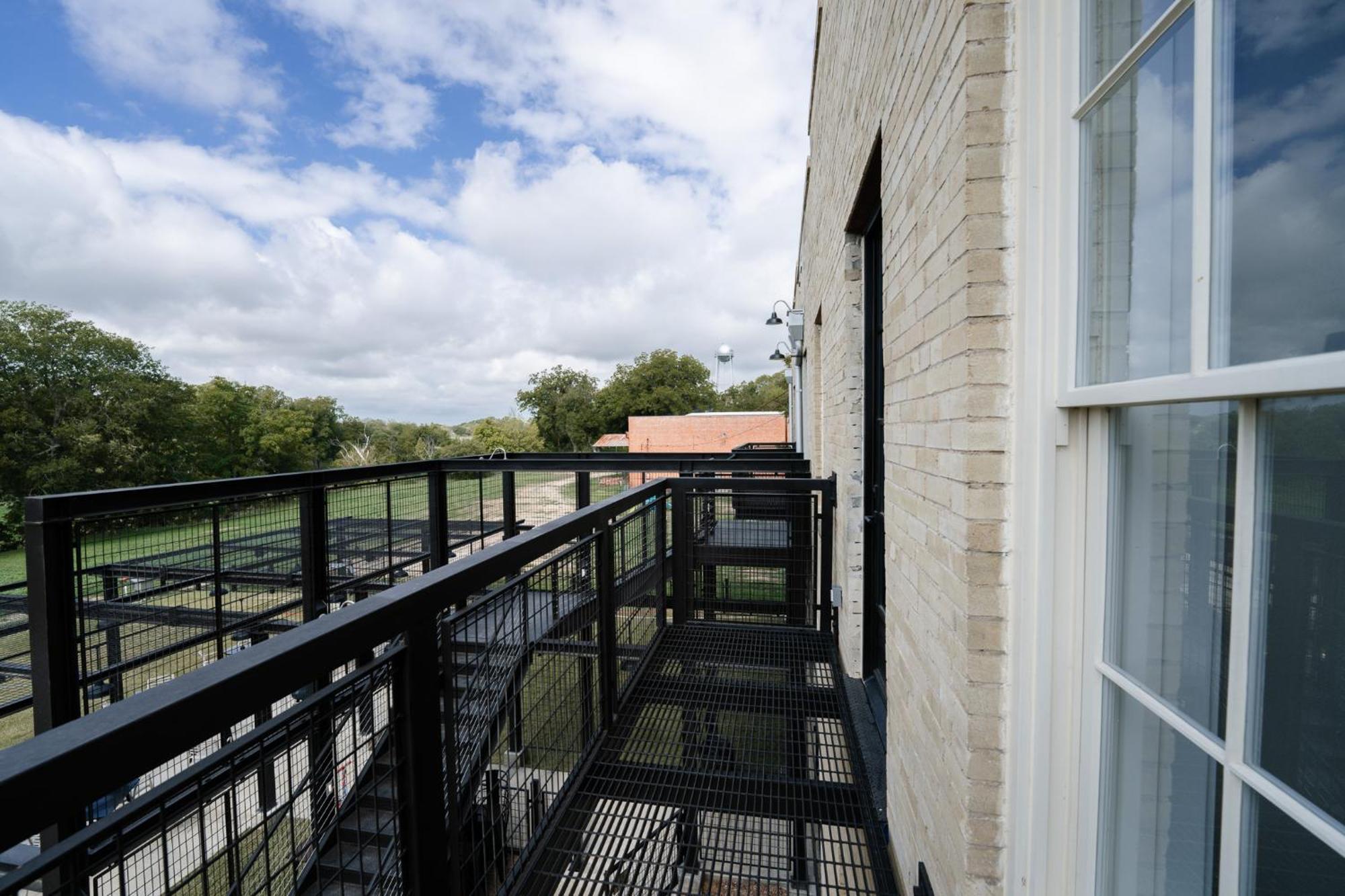 Western 1924 Luxury Lofts Martindale Exteriör bild