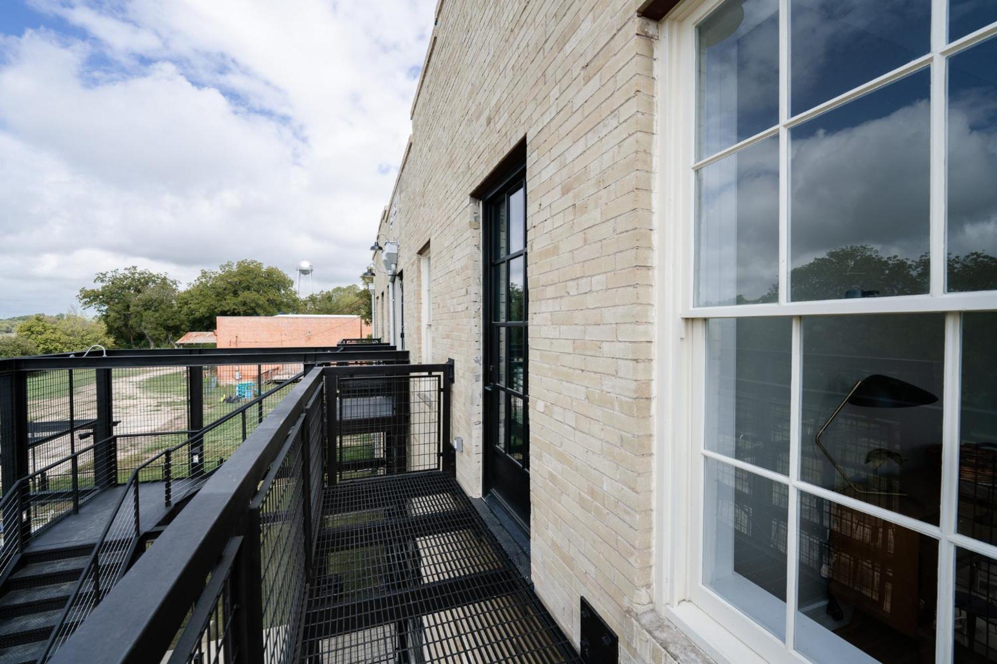 Western 1924 Luxury Lofts Martindale Exteriör bild